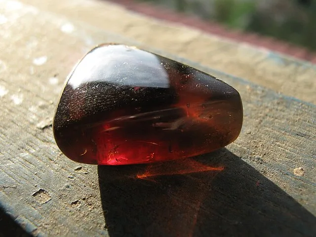 Dark reddish orange Amber variant